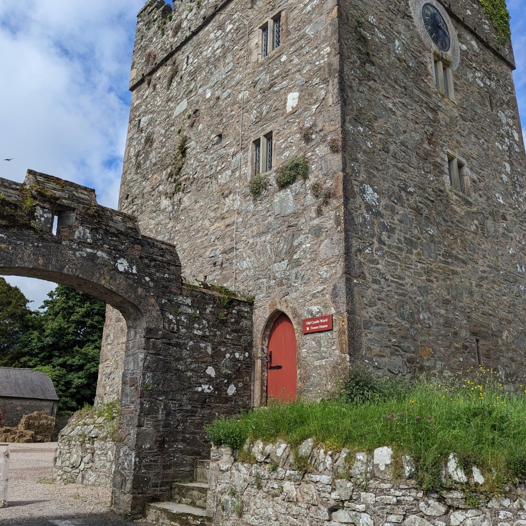 Entrance to the courtyard
